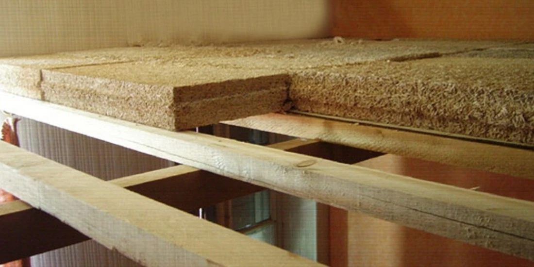 Chantier de construction extérieur avec charpentier inspectant une structure en bois