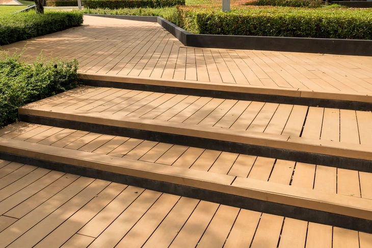 Terrasse extérieure en bois avec escalier à plusieurs niveaux