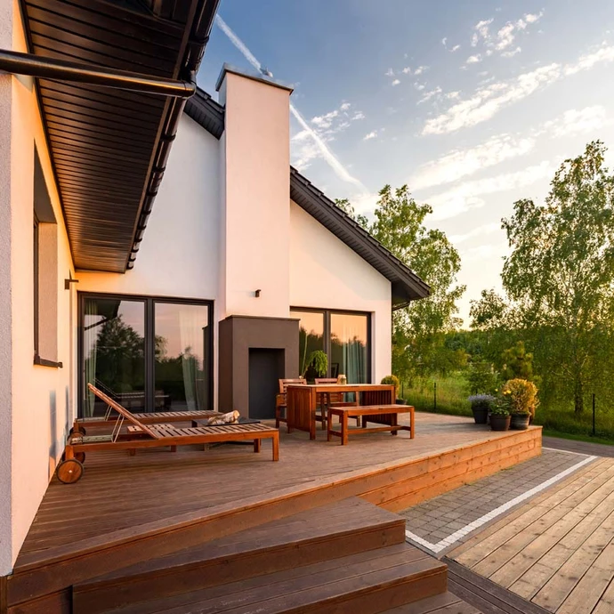 Terrasse moderne en bois exotique avec mobilier teck, transats et salon extérieur