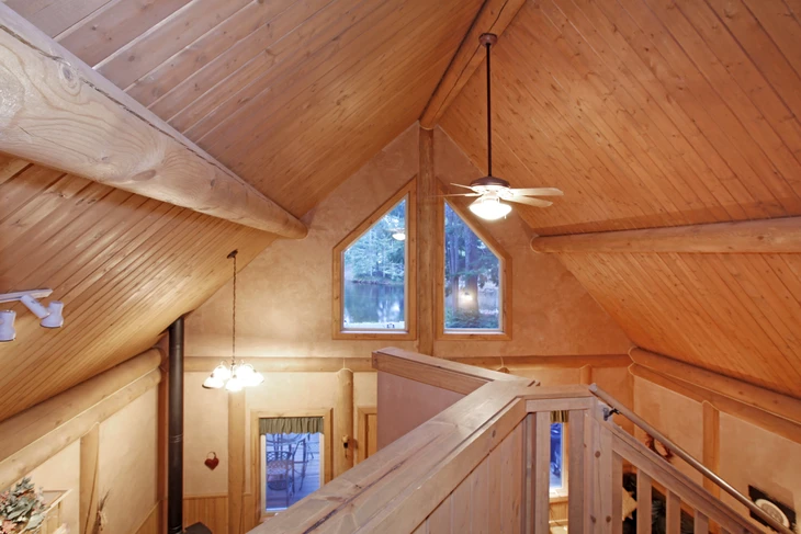 Intérieur de maison en bois avec mezzanine et escalier