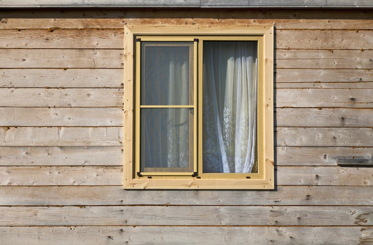 Façade extérieure d'une construction en bois avec bardage horizontal en lames de pin naturel