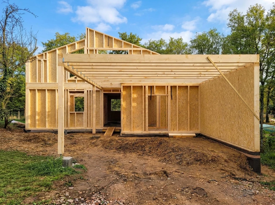 Construction d'une maison à ossature bois en cours, extérieur, sans personnage