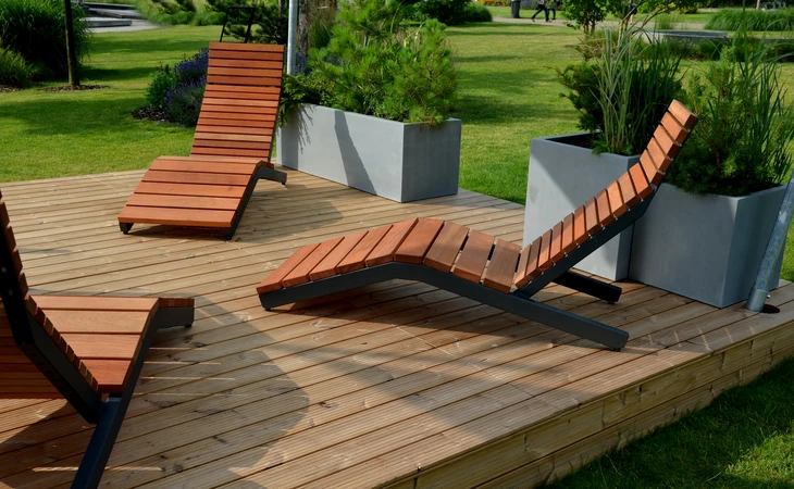 Terrasse extérieure en bois avec mobilier design contemporain