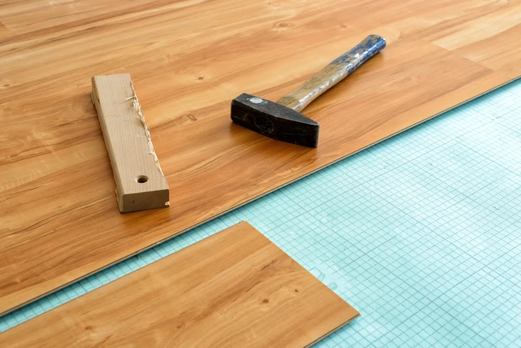 Atelier d'artisanat avec outils de menuiserie sur établi en bois