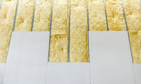 Petite maison en bois préfabriquée avec terrasse couverte dans un environnement naturel boisé