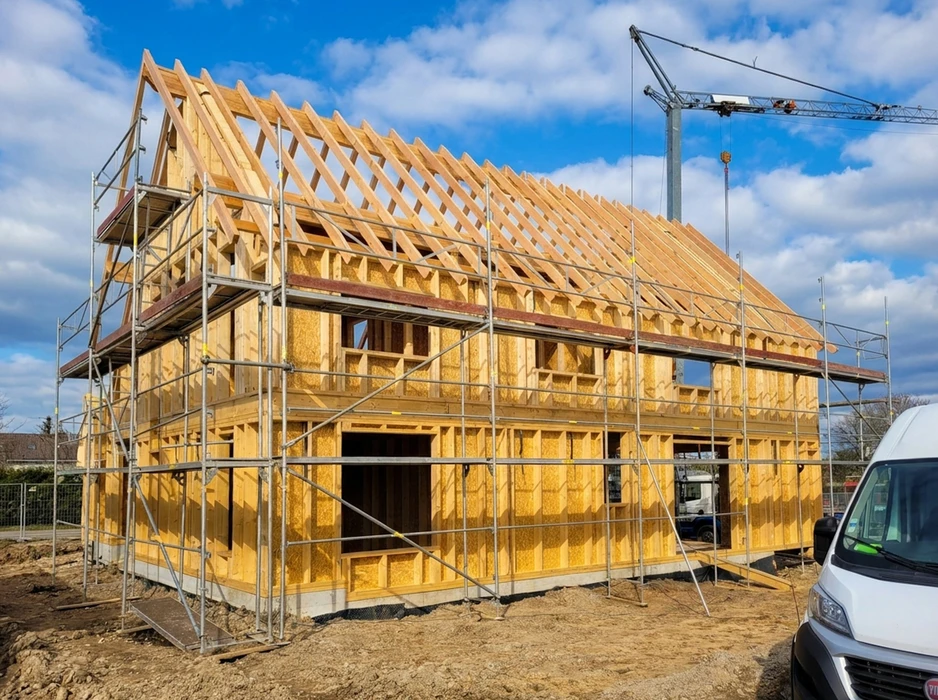Construction d'une maison à ossature bois en cours, échafaudages tubulaires multi-niveaux