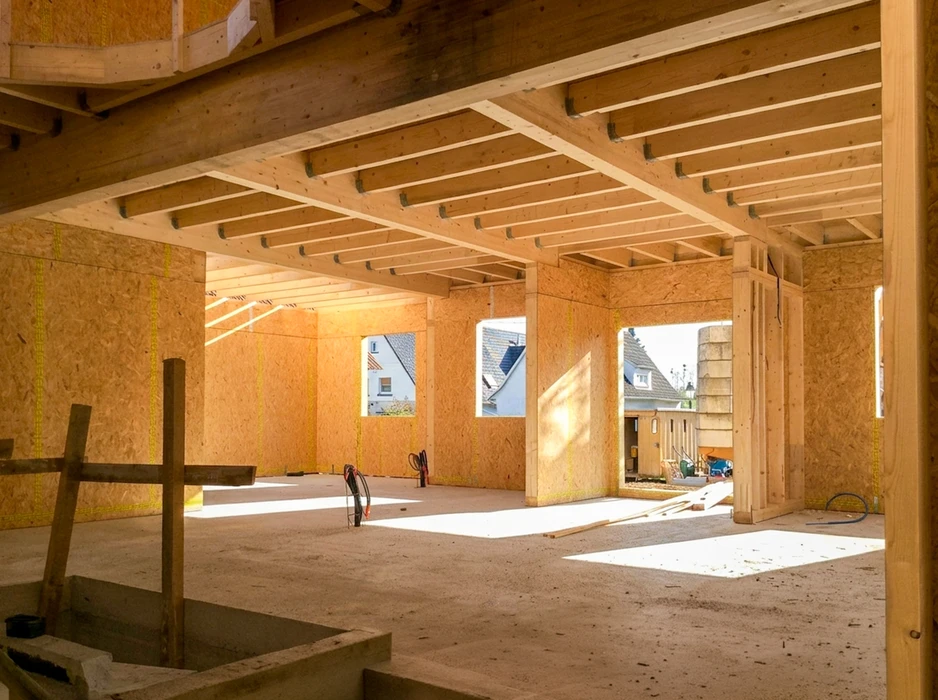 Intérieur d'un bâtiment en cours de construction, structure en ossature bois
